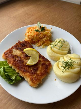 Ryba dorsz , ziemniaki purée , surówka 