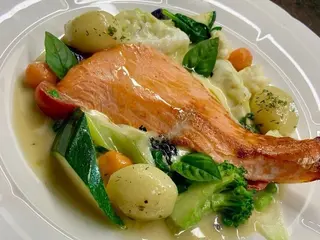 Філе Лосося зі Спаржею, овочами Мариньєр, Молодою картоплею з соусом Лайм (380g)