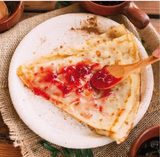 Блин с клюквой,протертой с сахаром