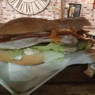 Bocadillo de chivito de lomo