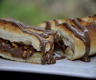 Калцоне с ябълки, шоколад, печени орехи и канела (330г)