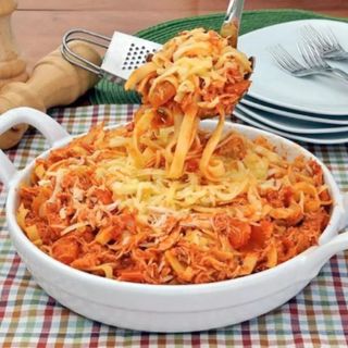 Esparguete  com Frango desfiado e molho de Queijos