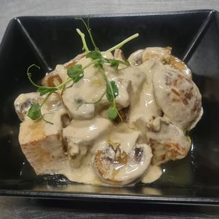 Курка з шампіньйонами в вершковому соусі(200г)