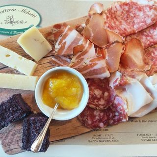 Tagliere di salumi e formaggi tipici veronesi