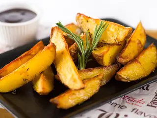 Печени картофки по селски със сос BBQ