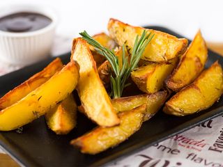 Печени картофки по селски със сос BBQ