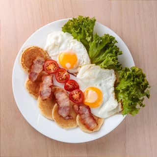 Пофферчес зі смаженим беконом та яєчнею (300г)