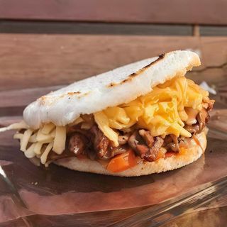 Arepa de pollo mechado