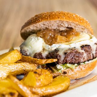 Hamburguesa Duomos Burger Cabramelizada , bebida 330 ml y patatas clásicas.