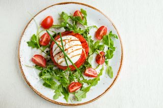 Салата домати със сирене бурата (300г)