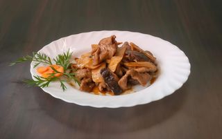 40 Manzo con funghi e bambù