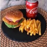 Burger De Pollo Con Patatas Y Bebida