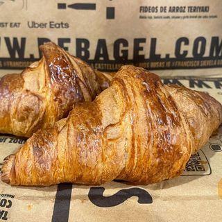 Croissant Con Mantequilla Y Mermelada