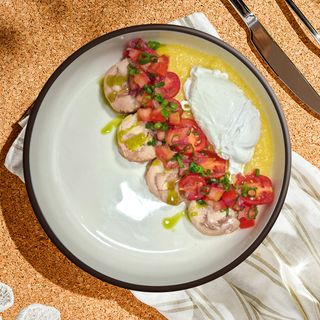 Mămăligă cu curcan și ou poșat