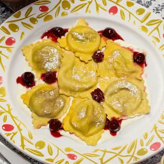 Ravioli de casă cu vișină și smântână
