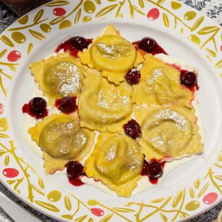 Ravioli de casă cu vișină și smântână