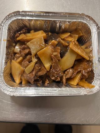 Manzo con funghi e bambù 双东牛肉