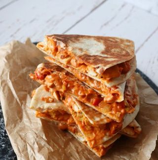 Quesadillas Con Chili Y Carne