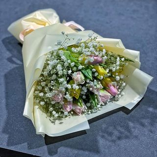 Авторський букет квітів з тюльпанами та гіпсофілою