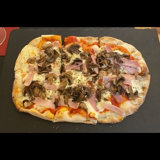 Pinsa De Jamón Cocido Y Champiñones 