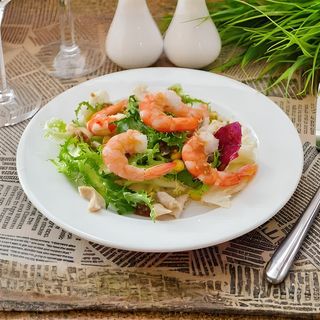 Тёплый салат с кальмарами, креветками и зеленью