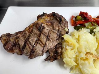 Entrecot de ternera con pimientos y patatas
