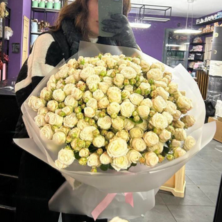 Великий букет кущової троянди 