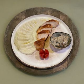 ქათმის სტეიკი პიურეთი და სოკოს სიუსით