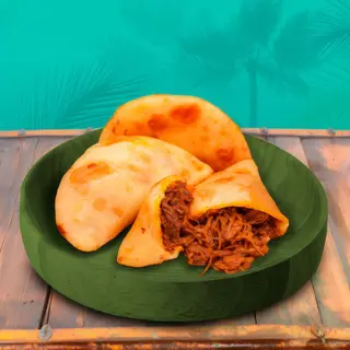 Empanada con carne mechada