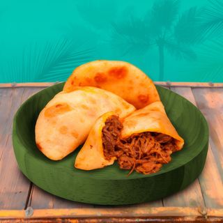 Empanada con carne mechada
