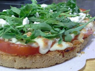 Bruschetta De Feta Con Rúcula Y Tomate Fresco