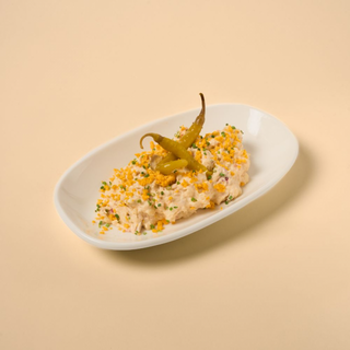 Ensaladilla rusa con bonito en escabeche y piparra