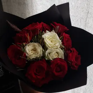 Bouquet De Fleur Rouges Et Blanches  9x