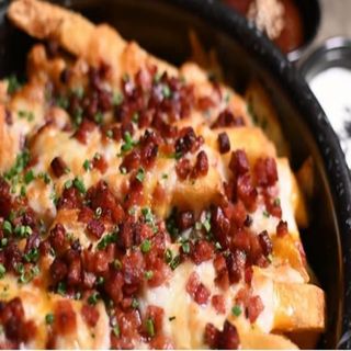 Patatas fritas con bacon