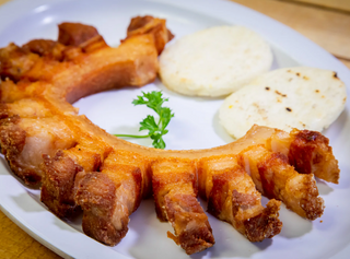 Chicharrón Con Arepa