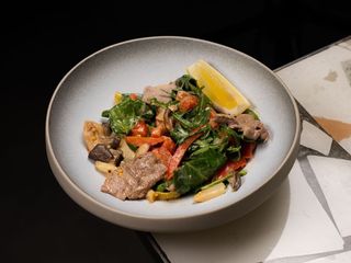 ТЕПЛИЙ САЛАТ З ЯЛОВИЧИНОЮ ТА ГЛИВАМИ (400g)