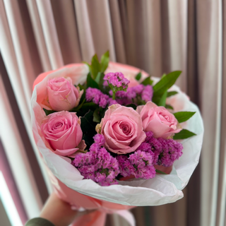 5 różowych róż w ozdobnym papierze 