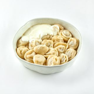 Пельмені з курочкою під сирним соусом (300г)