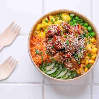 პატარა ქათმის პოკე ცხარე სოუსით