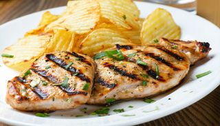 Piept de pui la gratar cu cartofi chips