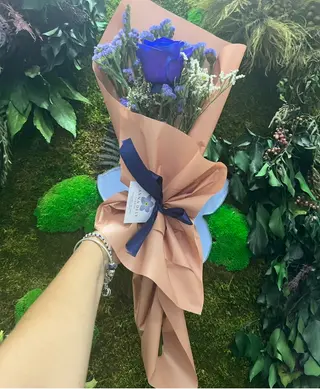 1 ROSA BLU CONFEZIONATA CON ELEMENTI FLOREALI