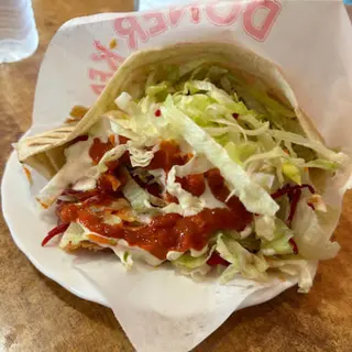 Kebab De Ternera Con Ensalada Y Salsa