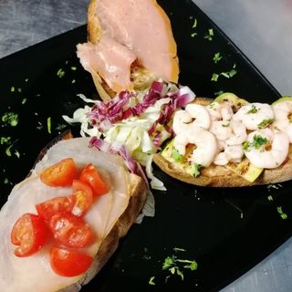 Tris di bruschette di mare 