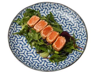 Салат з хрумким лососем татакі (210g)