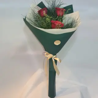 Buket 3 crvene  kraljevske ruze( zeleno pakovanje)