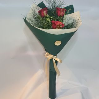 Buket 3 crvene  kraljevske ruze( zeleno pakovanje)