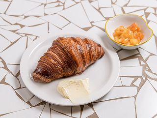 Круасан із джемом та солоним маслом