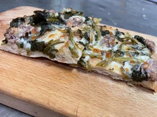 Pizza broccoli e salsiccia speciale in mezza teglia