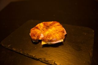 Croissant Planchado De Jamón Dulce Y Queso