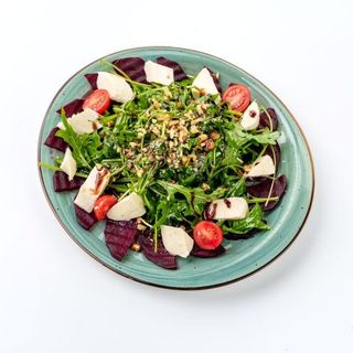 СВЕКОЛЬНЫЙ С МОЦАРЕЛЛОЙ И РУКОЛОЙ